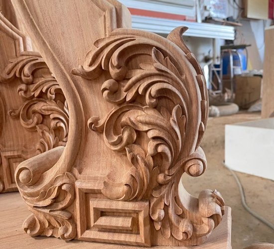 Chân bàn cong chạm hoa văn