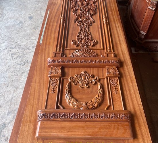 Cửa đi chạm hoa văn