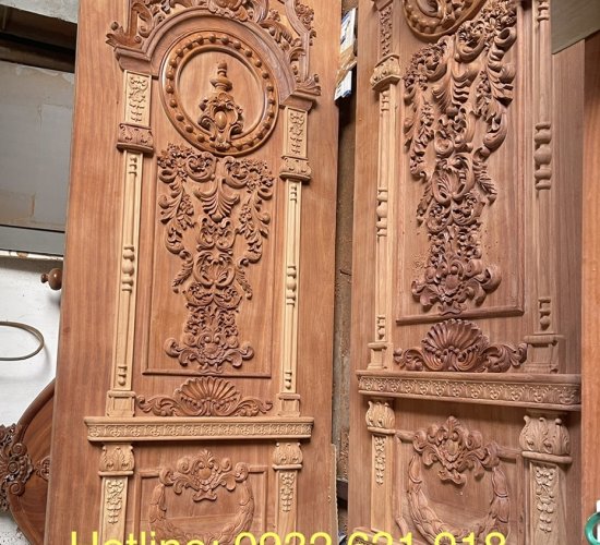 Cửa phòng chạm hoa văn