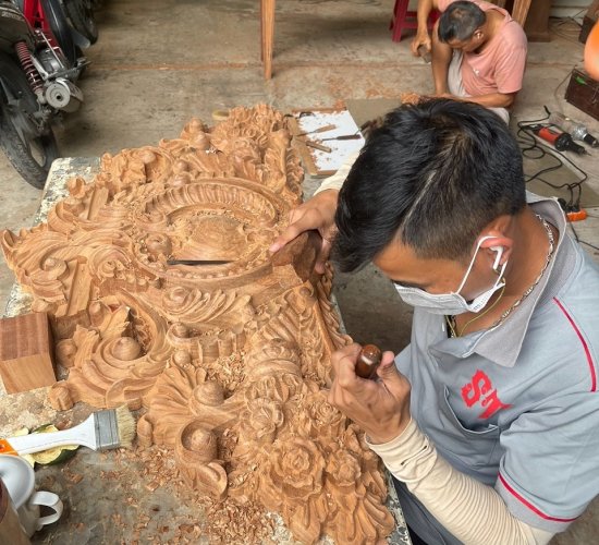 Hình ảnh thợ chạm tỉ mỉ 